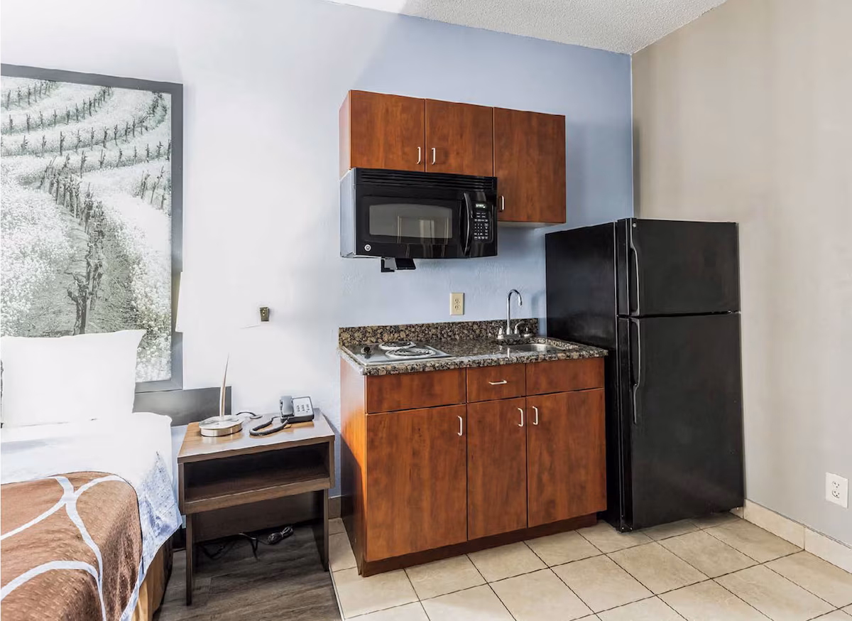 Super 8 by Wyndham Smithfield/Selma - Image 3