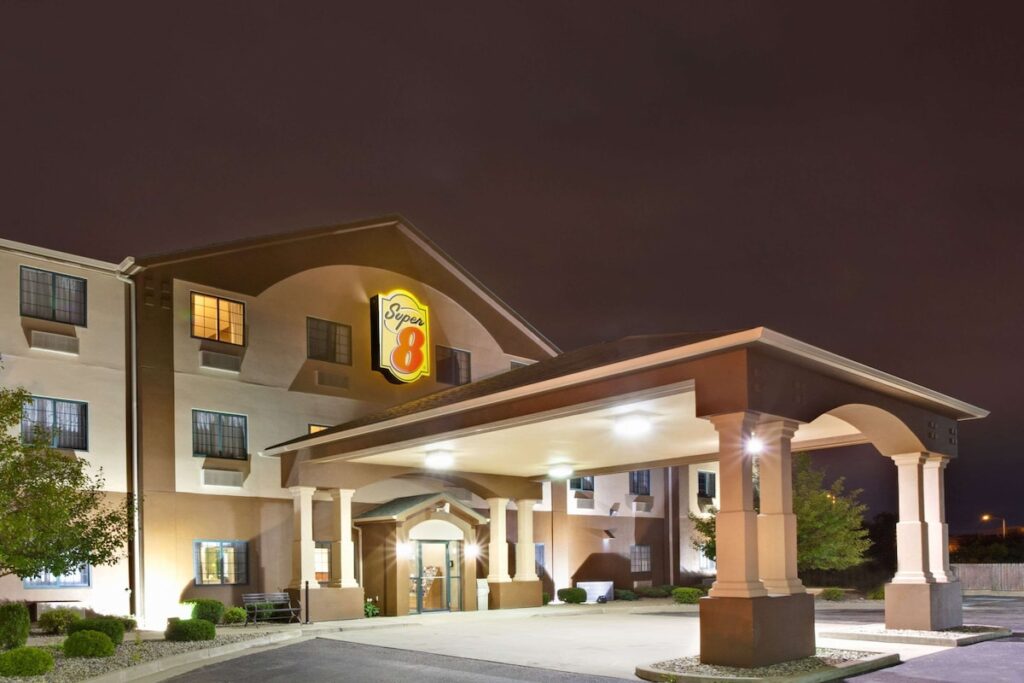 Super 8 by Wyndham South Bend - Image 2