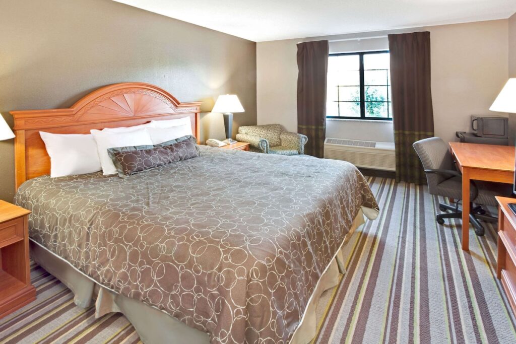 Super 8 by Wyndham South Bend - Image 3