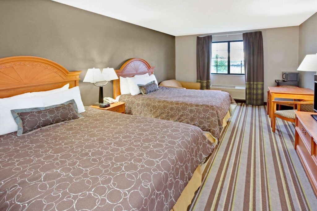 Super 8 by Wyndham South Bend - Image 4