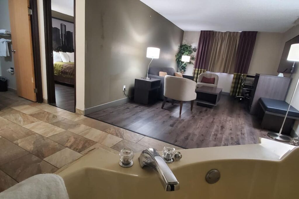 Super 8 by Wyndham Sterling Heights/Detroit Area - Image 4