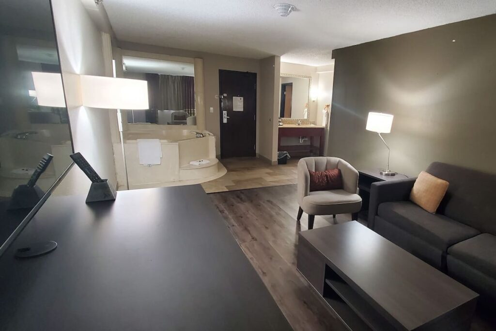 Super 8 by Wyndham Sterling Heights/Detroit Area - Image 2