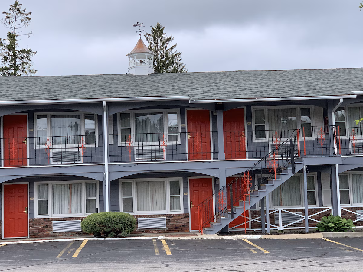 Super 8 by Wyndham Sturbridge - Image 2