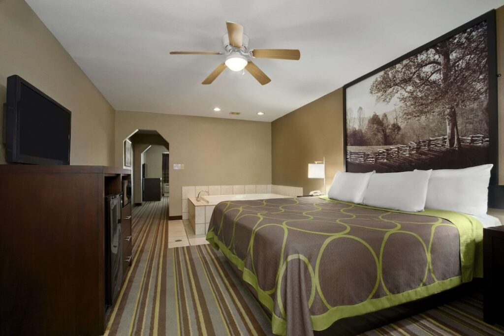 Super 8 by Wyndham Tupelo Airport - Image 2