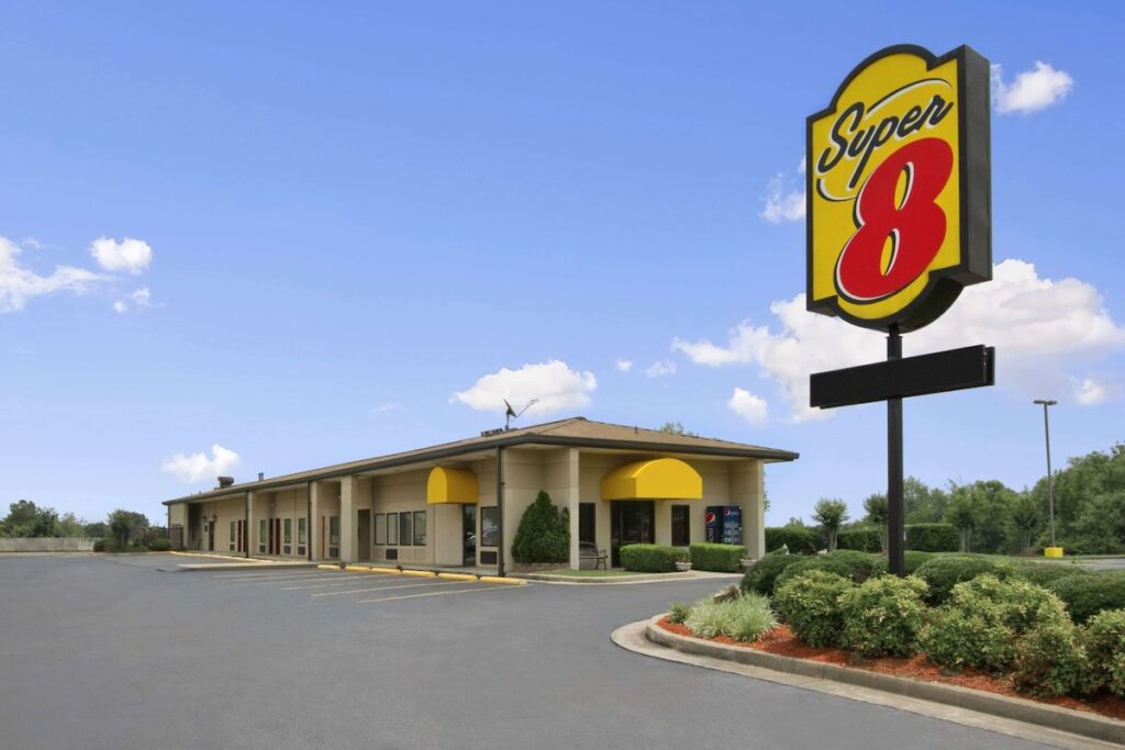 Super 8 by Wyndham Tupelo Airport - Image 5