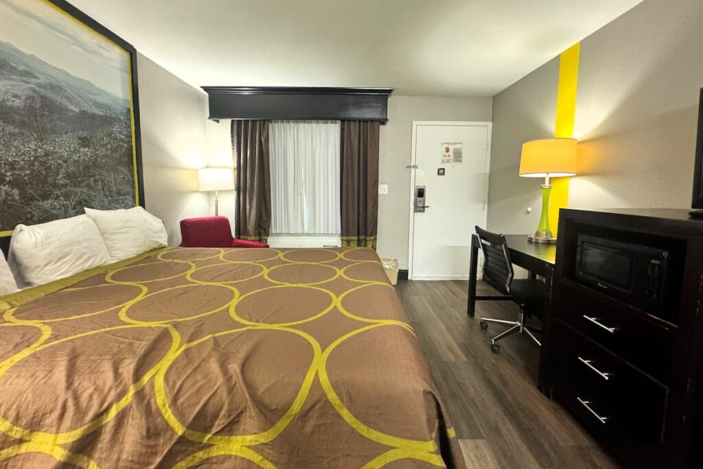 Super 8 by Wyndham Tupelo Airport - Image 4