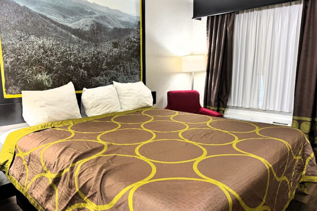 Super 8 by Wyndham Tupelo Airport - Image 3