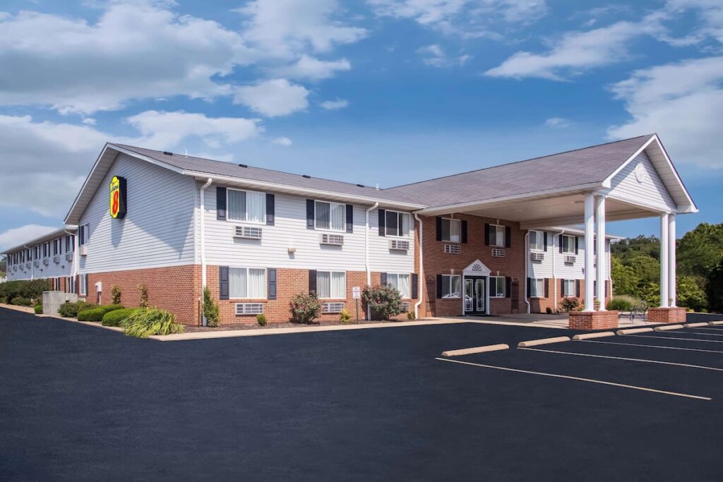 Super 8 by Wyndham Washington - Image 2