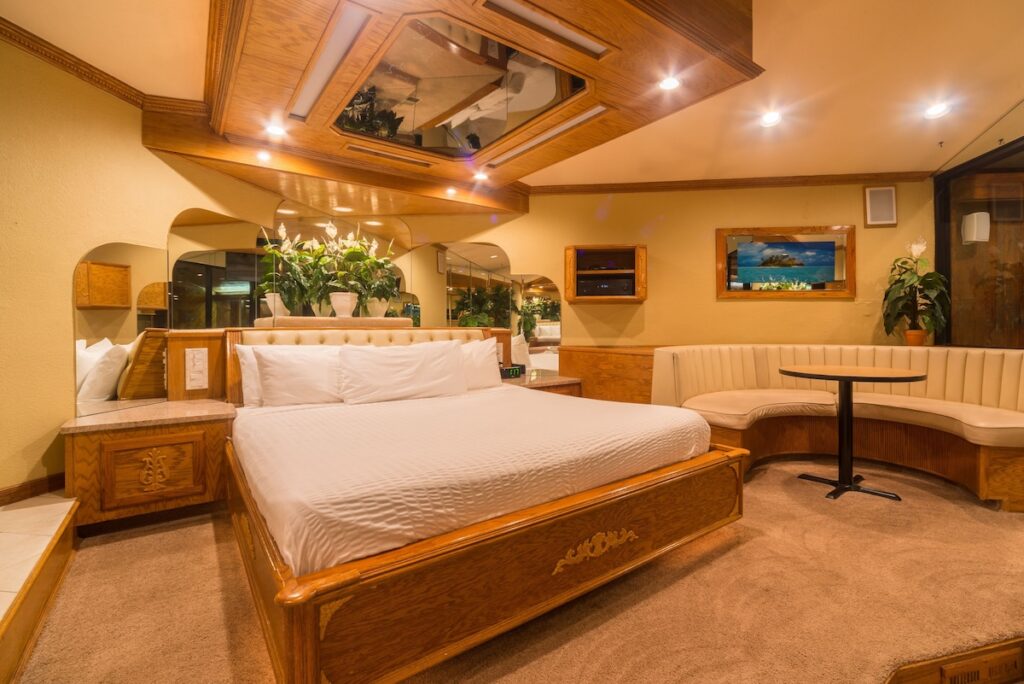 Sybaris Pool Suites Mequon - Image 4