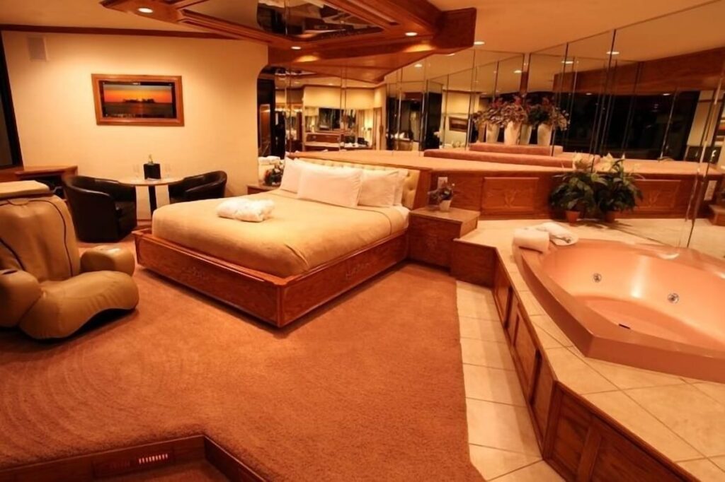 Sybaris Pool Suites Mequon - Image 3