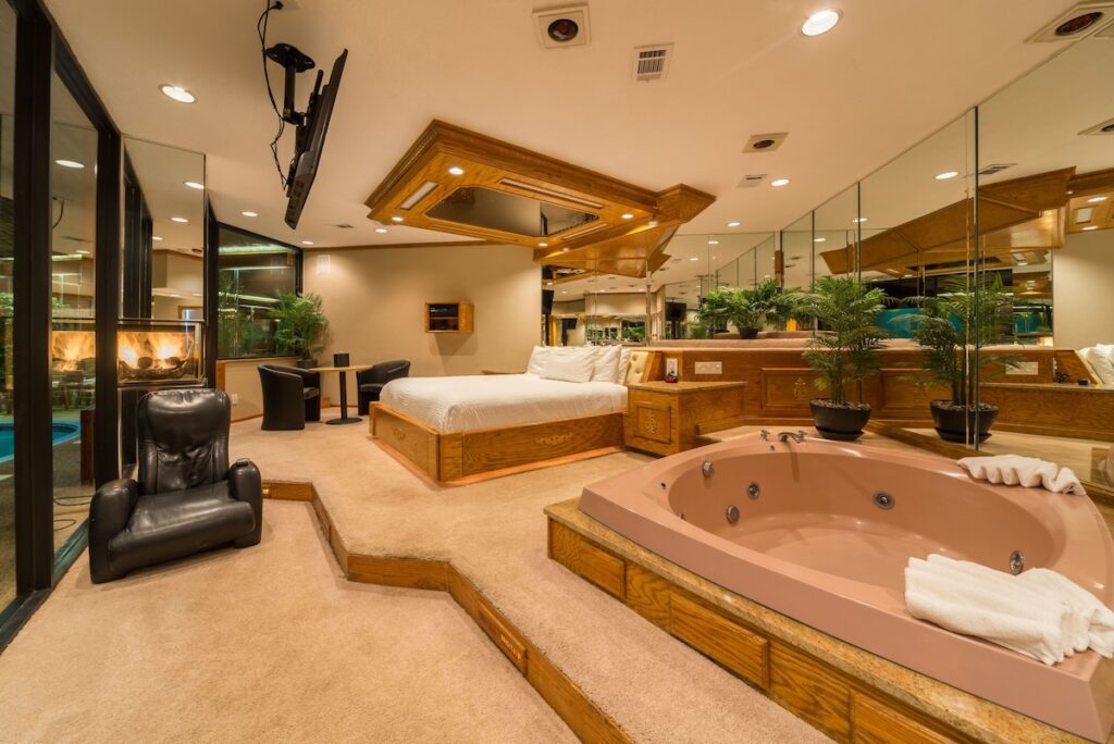 Sybaris Pool Suites Mequon - Image 1