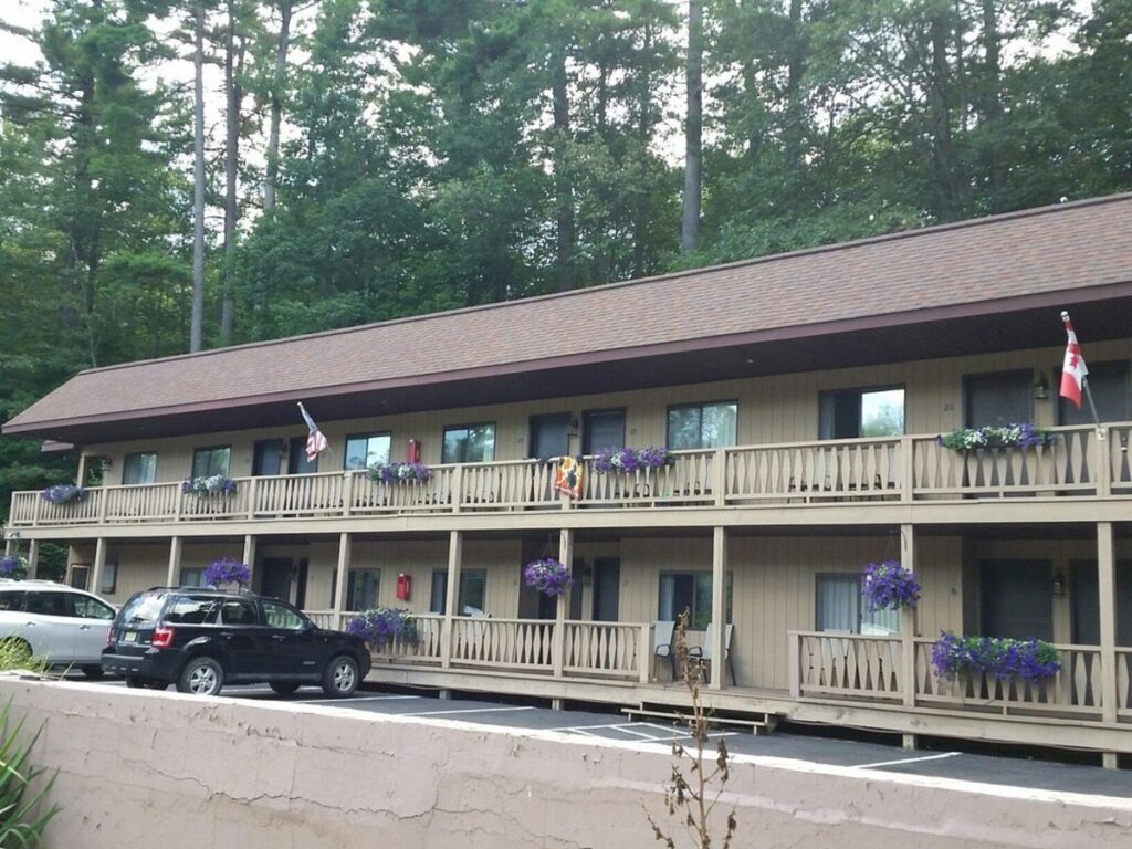 Tall Pines Motel - Image 3