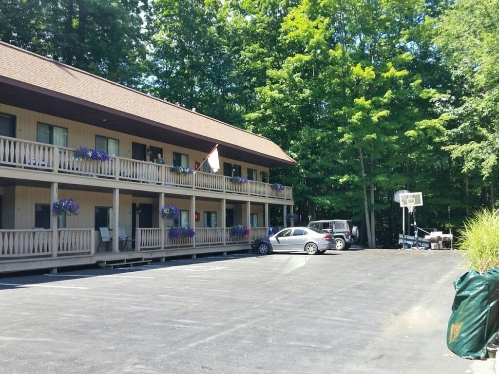 Tall Pines Motel - Image 4