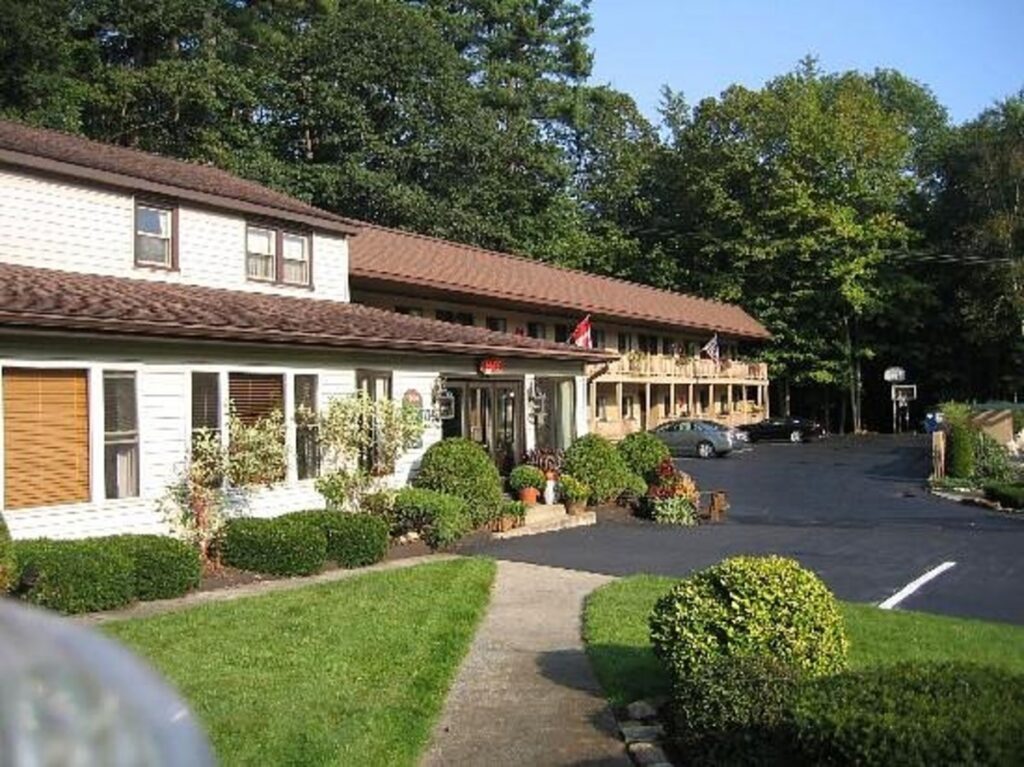 Tall Pines Motel - Image 5