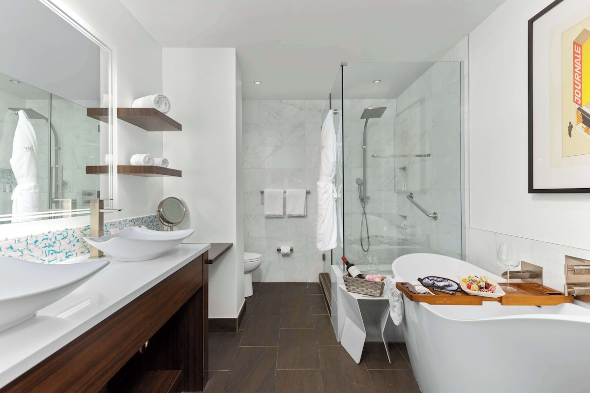 The Art Hotel Denver Curio Collection by Hilton