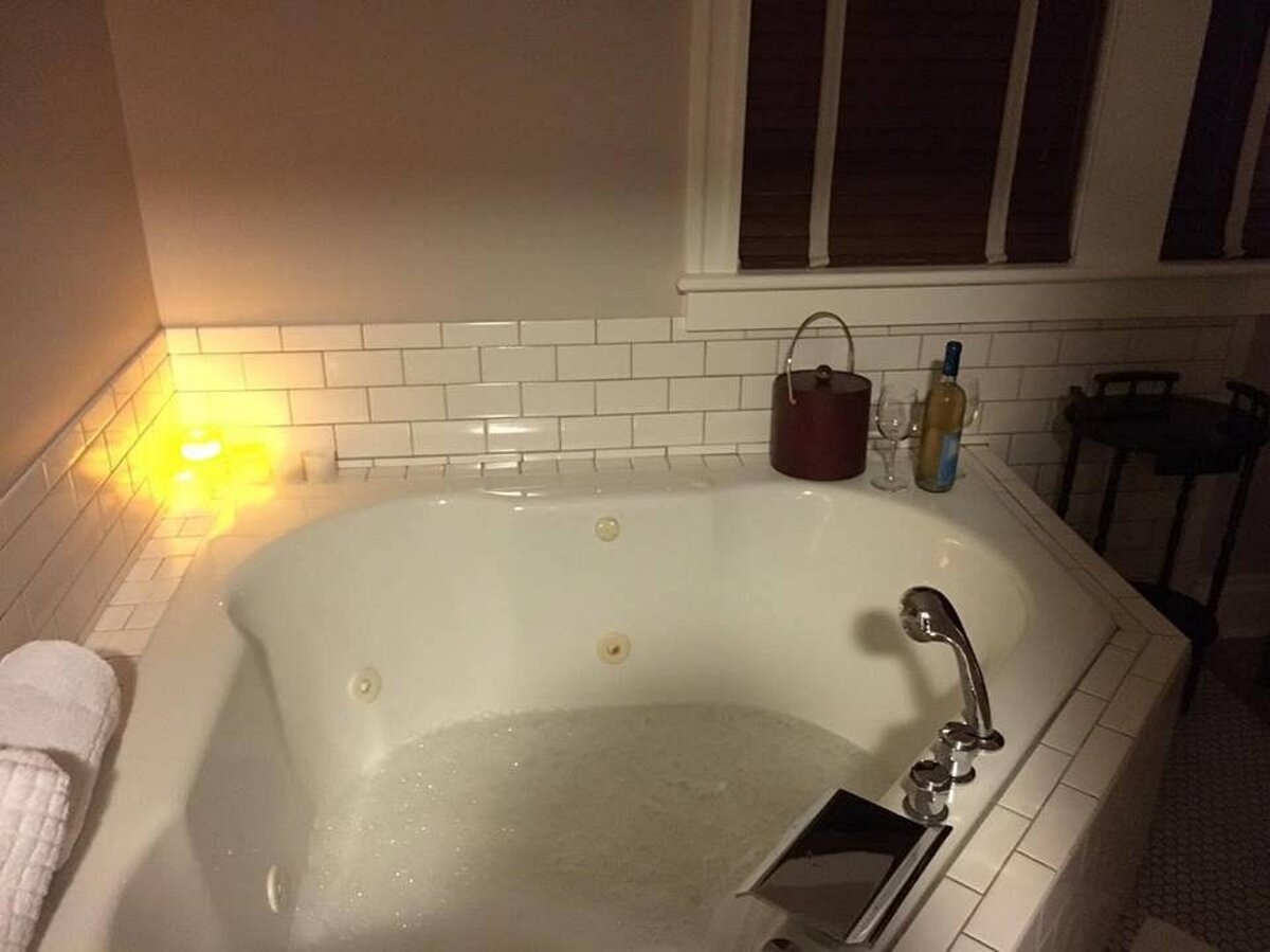 The Brunswick BB at Saratoga jetted tub