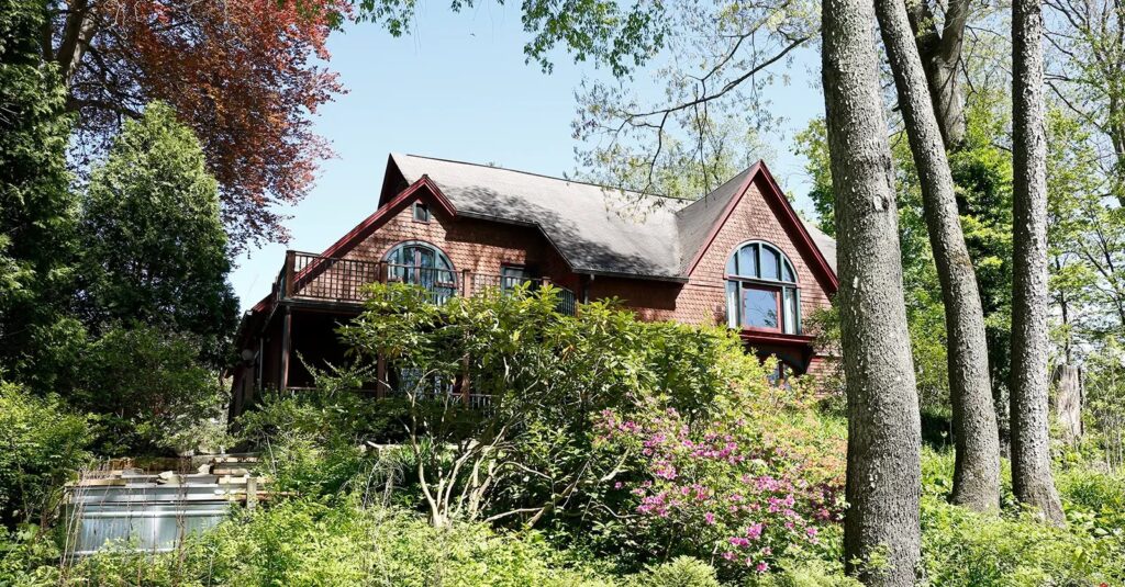 The Carriage House Inn Bed and Breakfast - Image 3