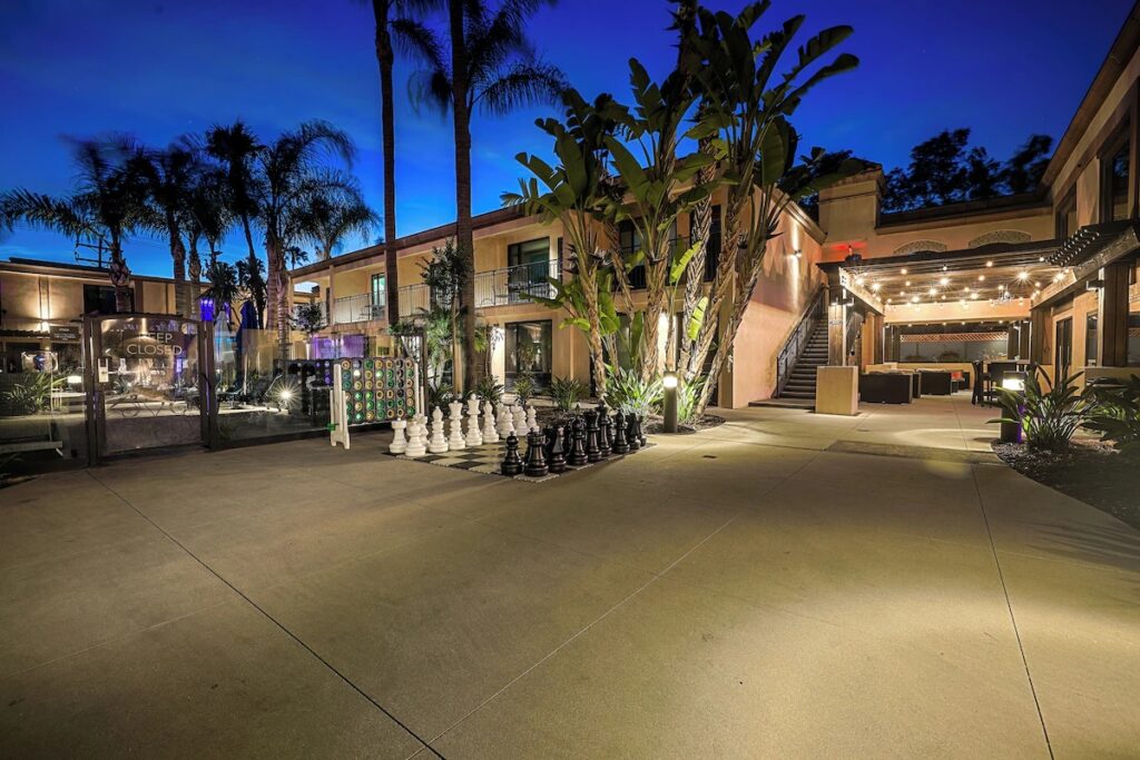 The Cove Hotel, Long Beach - Image 2