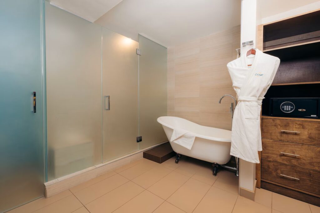 The Cove Hotel, Long Beach - Image 3