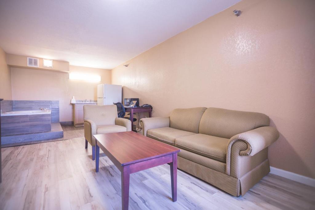 The Crossroads Hotel and Suites Irving - Image 4