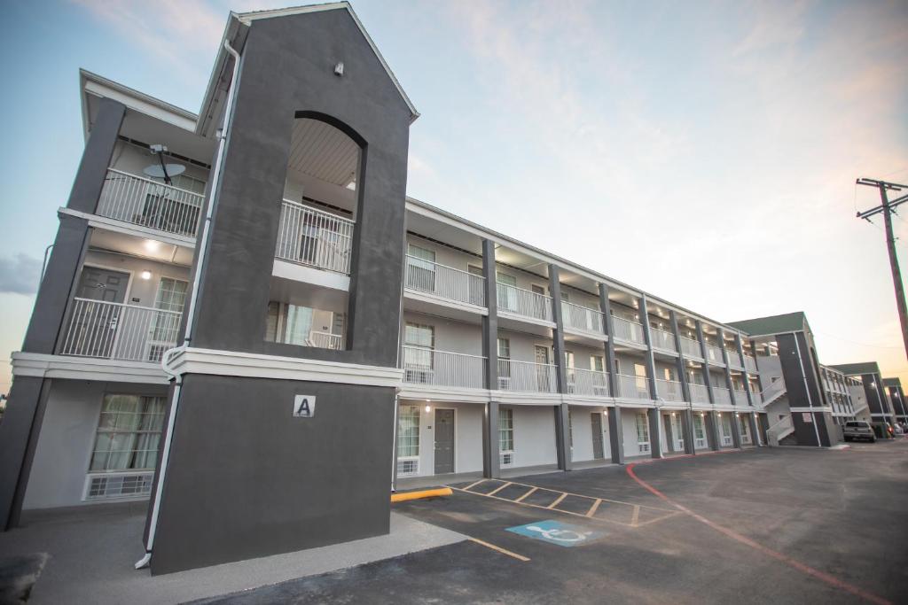 The Crossroads Hotel and Suites Irving - Image 2