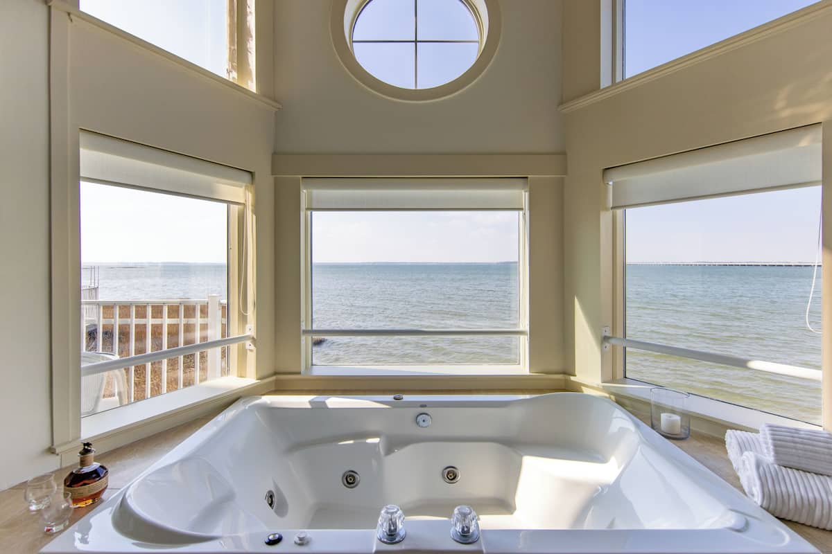 The Edge at Fagers Island tub