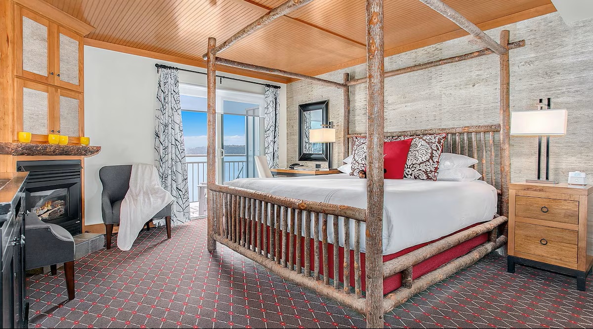 The Edgewater spa tub