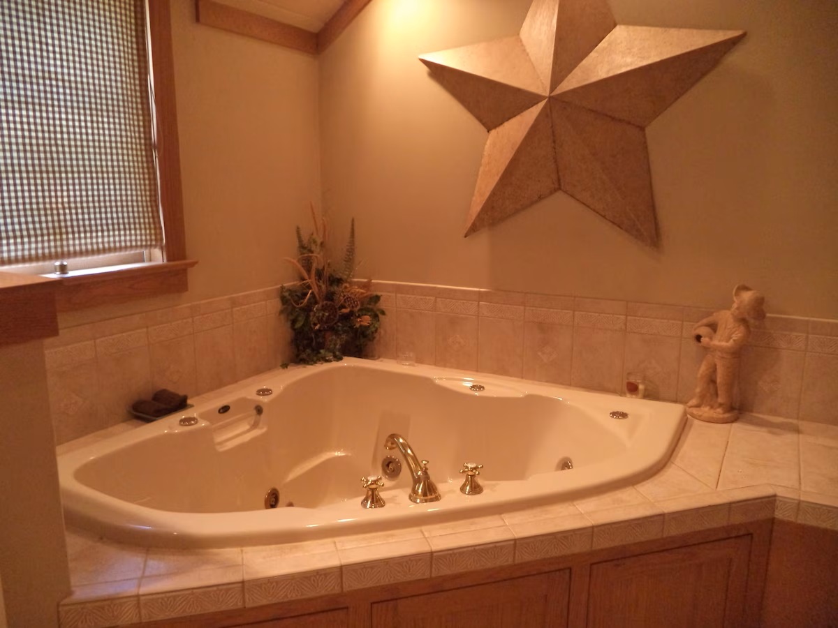 The Inn Spa at Intercourse Village jetted tub