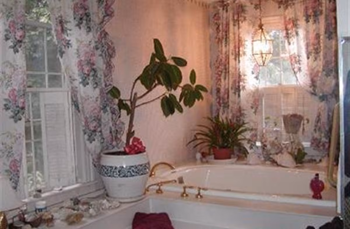 The Inn on the Horse Farm - Image 1