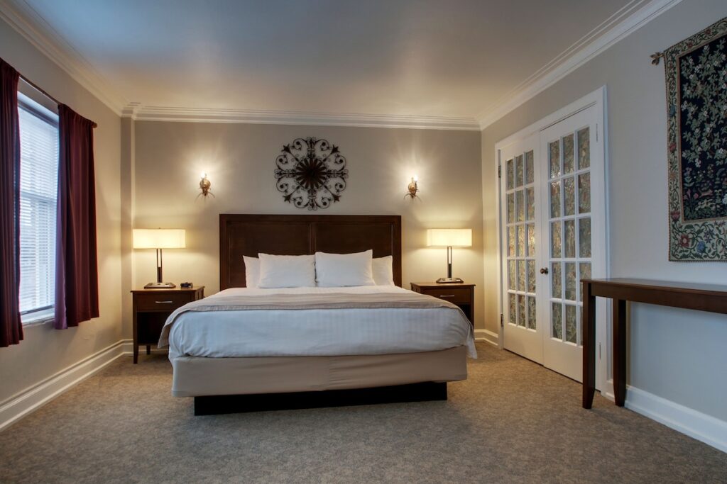 The Knickerbocker on the Lake - Image 3