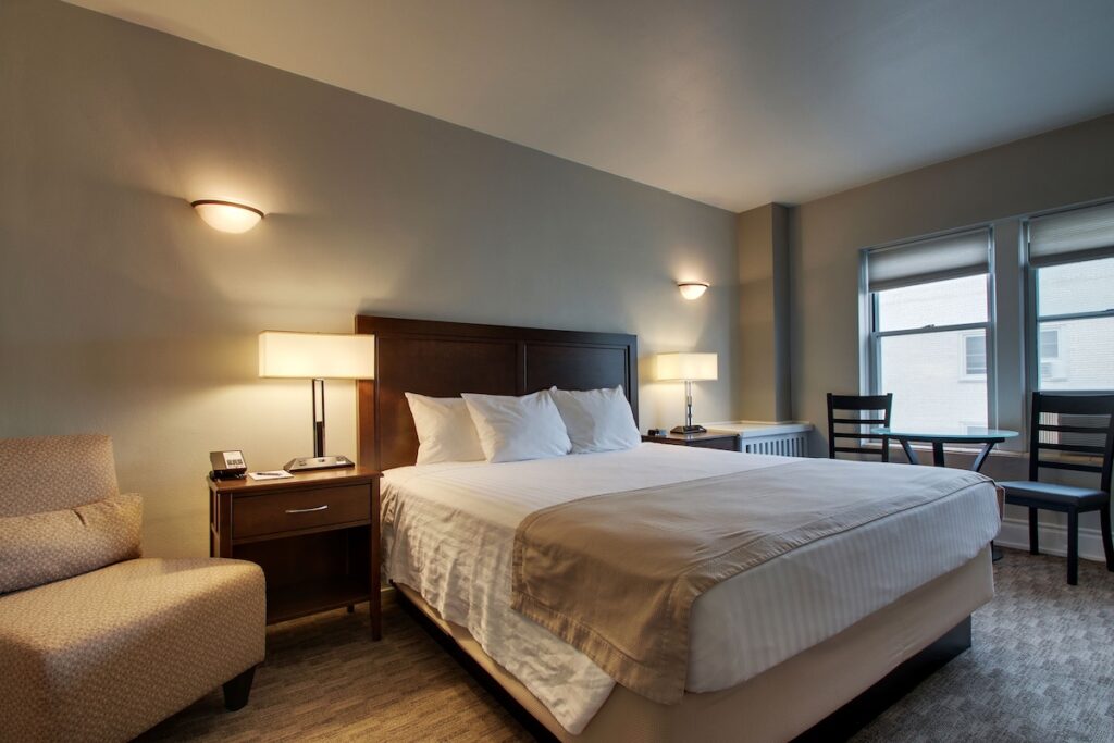 The Knickerbocker on the Lake - Image 4