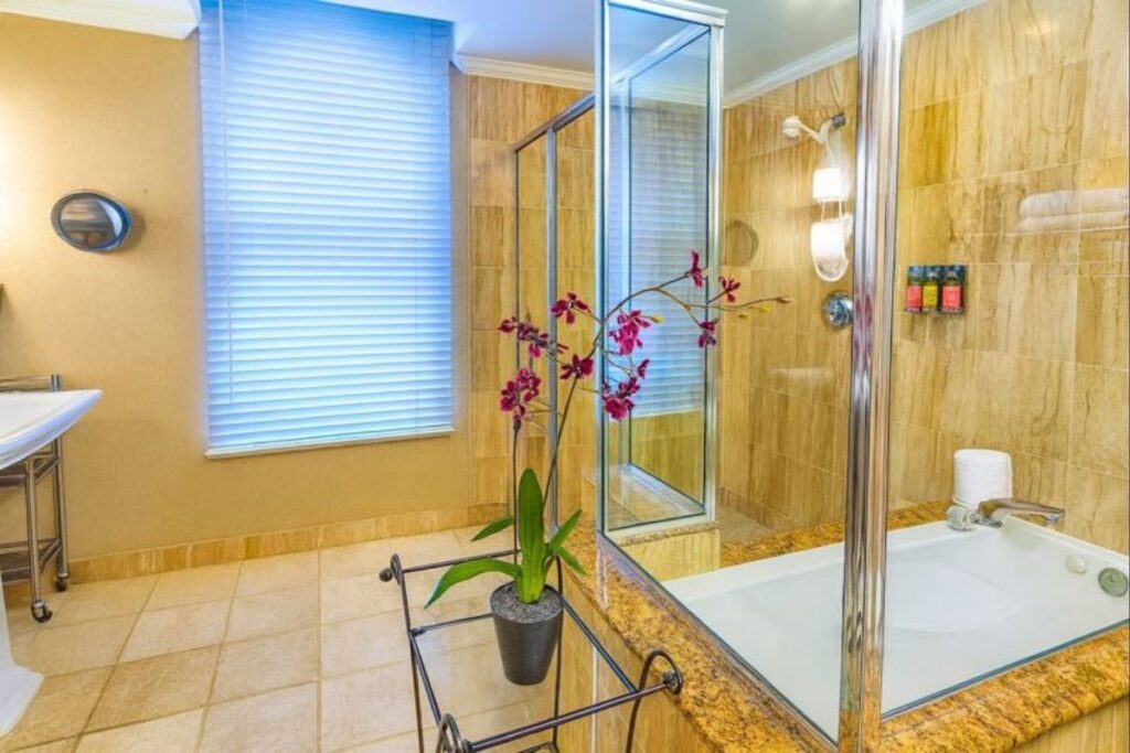 The Louie, A Davenport Hotel, Autograph Collection® - Image 1