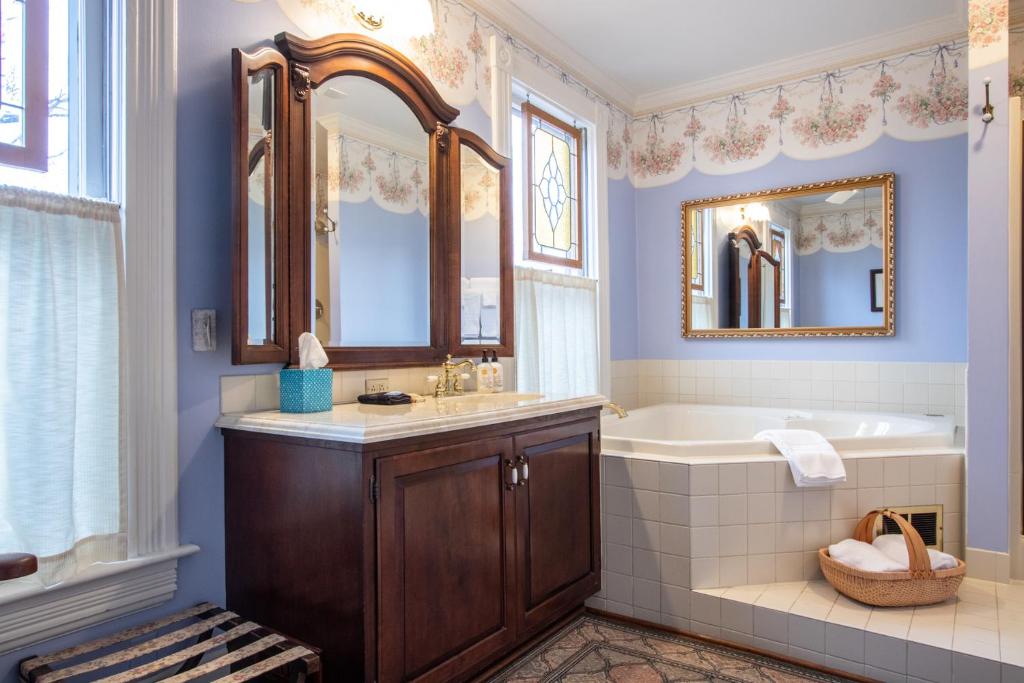 The Oaks Victorian Inn - Image 1