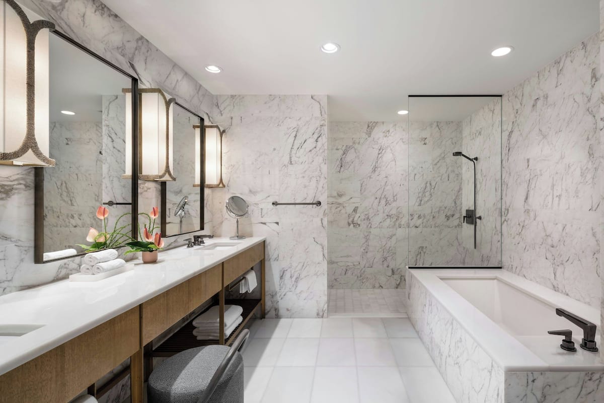 The Ritz Carlton Residences Waikiki Beach tub