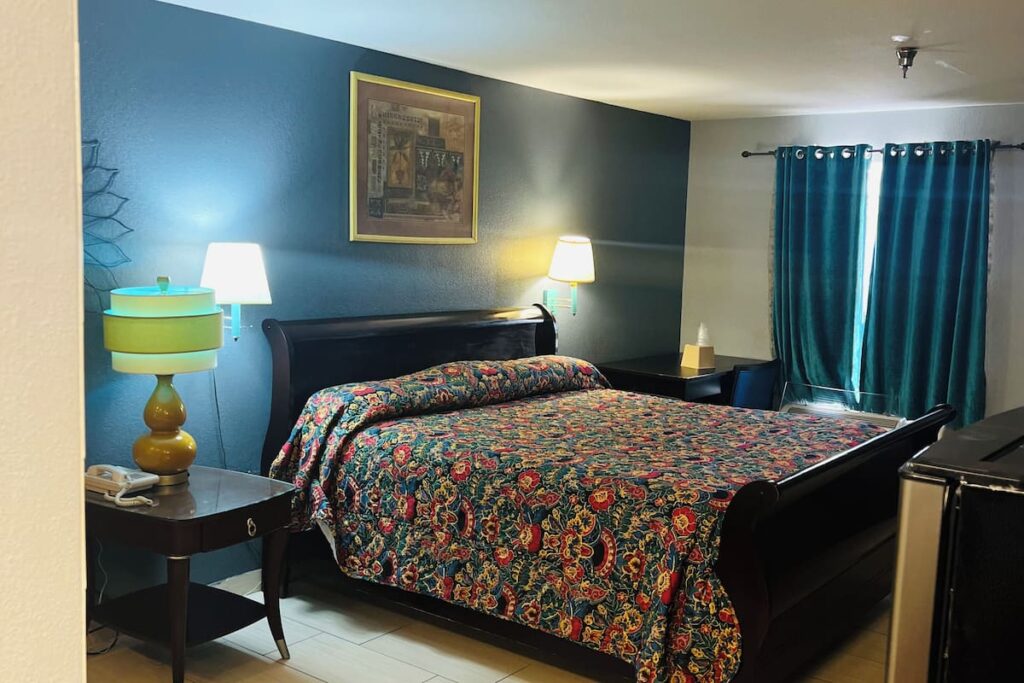 The Shades Motel - Image 3