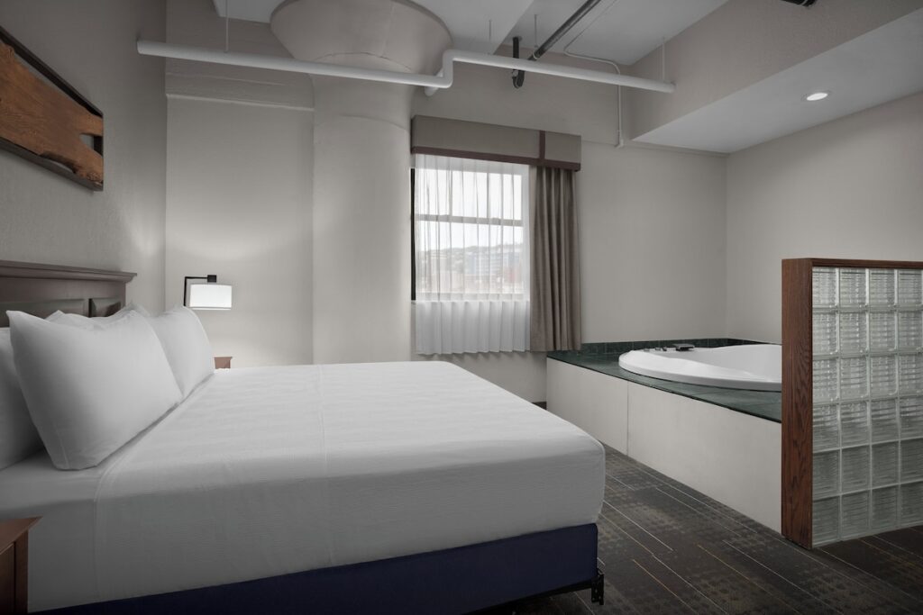 The Suites Hotel at Waterfront Plaza - Image 2