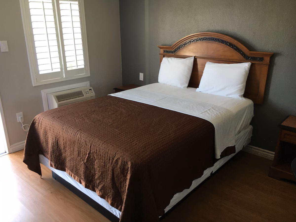 Town House Motel - Image 2