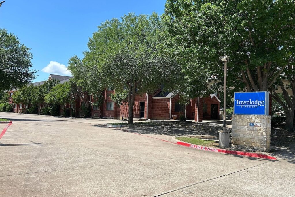 Travelodge by Wyndham Arlington/Dallas Area - Image 4