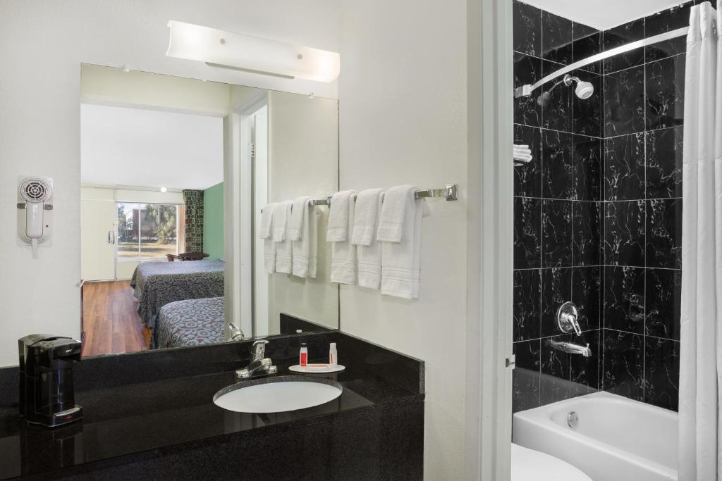 Travelodge by Wyndham Fort Myers North