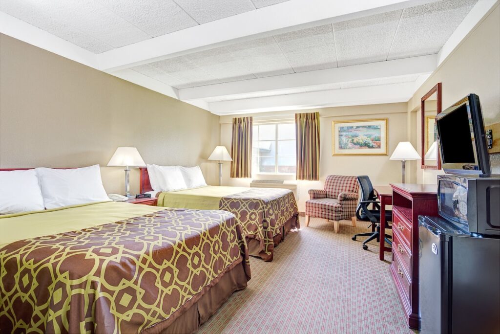 Travelodge by Wyndham Iowa City - Image 2