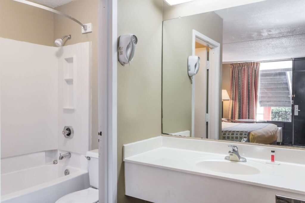 Travelodge by Wyndham Savannah Area/Richmond Hill - Image 2
