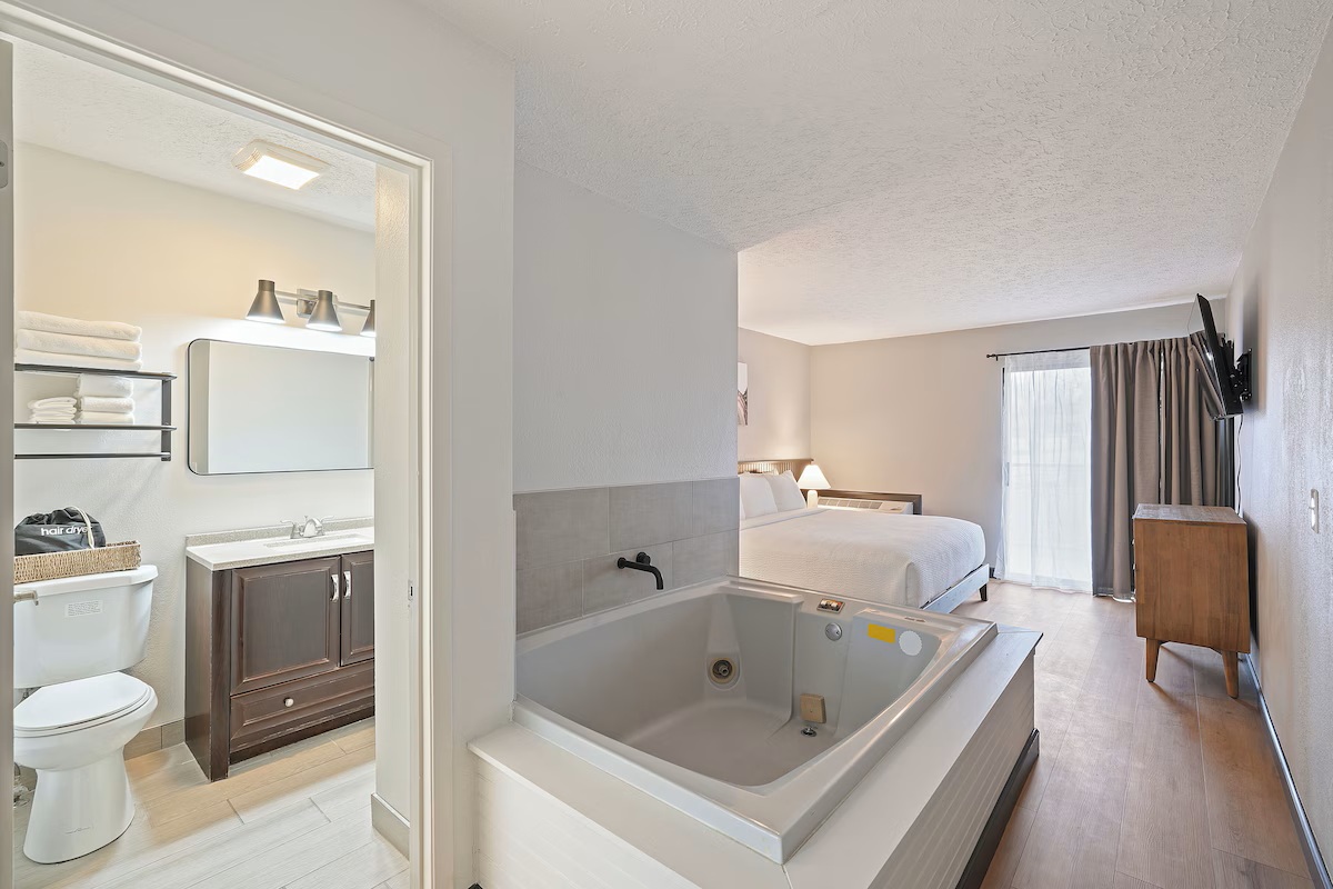 Tremont Lodge Resort jetted tub