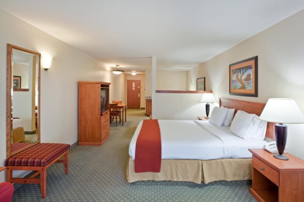 Triple Play Resort Hotel & Suites - Image 2