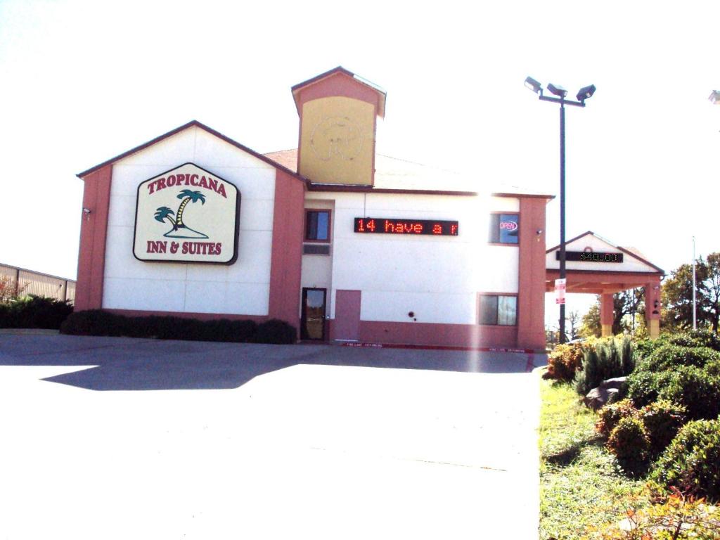 Tropicana Inn and Suites - Image 4