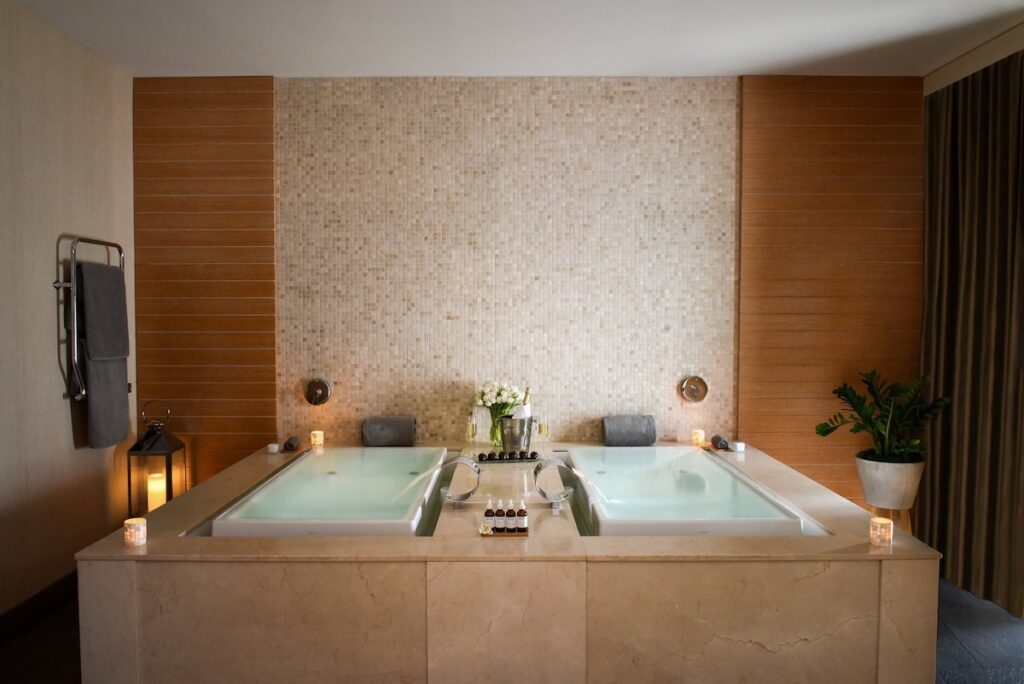 Trump International Hotel & Tower Chicago - Image 2