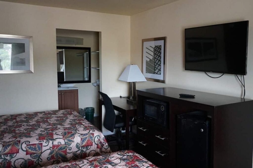 Village Motor Inn - Image 4