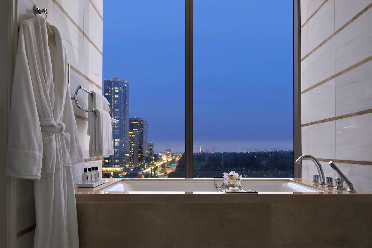 Waldorf Astoria Beverly Hills deepsoaking tub