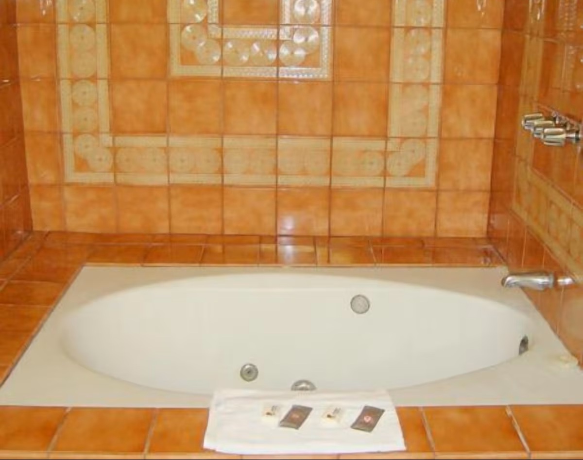Walls Motel Long Beach jetted tub