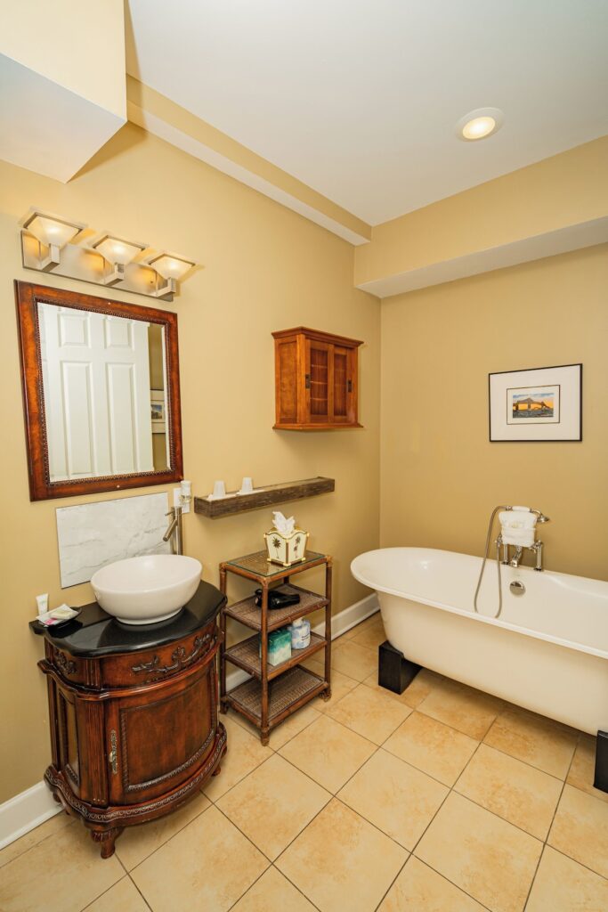 Water’s Edge Inn – Adults Only - Image 1