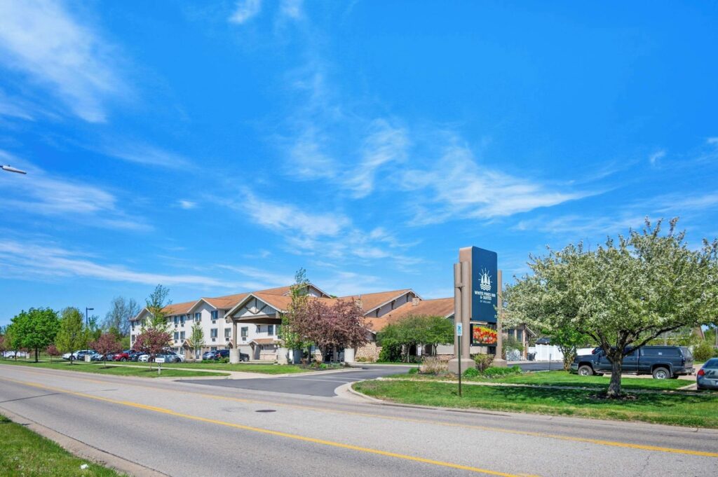 White Pines Inn & Suites - Image 4